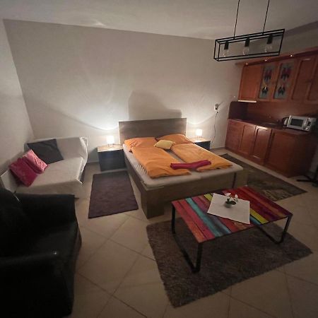 Komárno Monelly Apartman المظهر الخارجي الصورة
