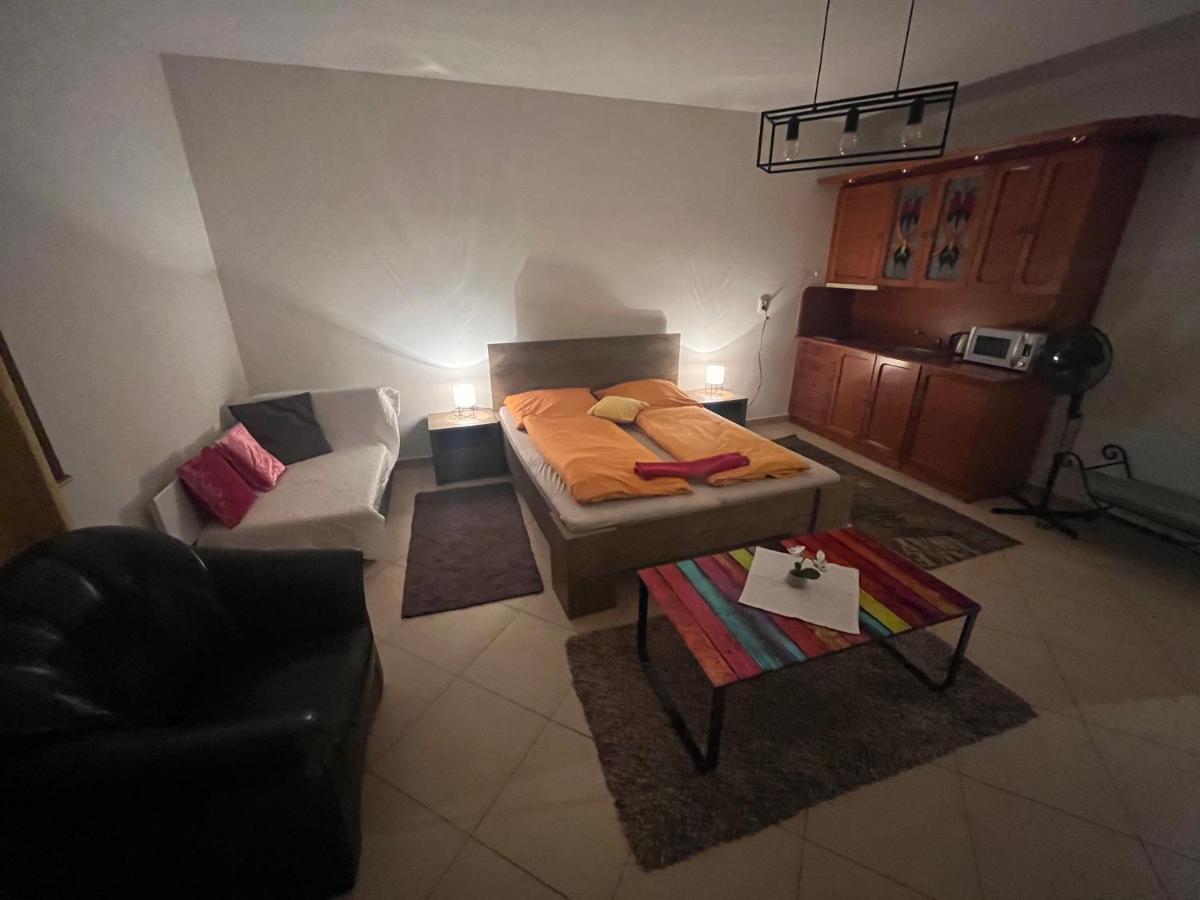 Komárno Monelly Apartman المظهر الخارجي الصورة
